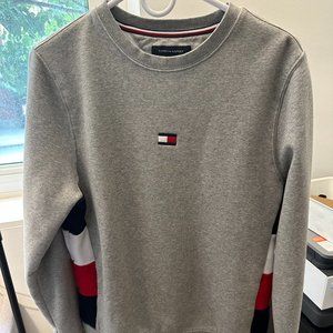 Tommy Hilfiger Logo Print Sweatshirt in Gray Size Small
